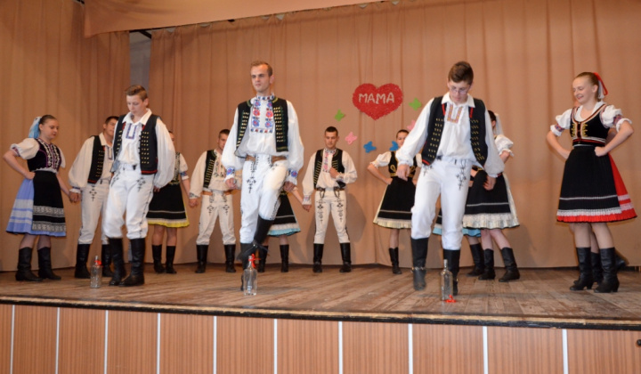 43. fotografia fotogalérie Deň matiek v obci Ďapalovce - r. 2018